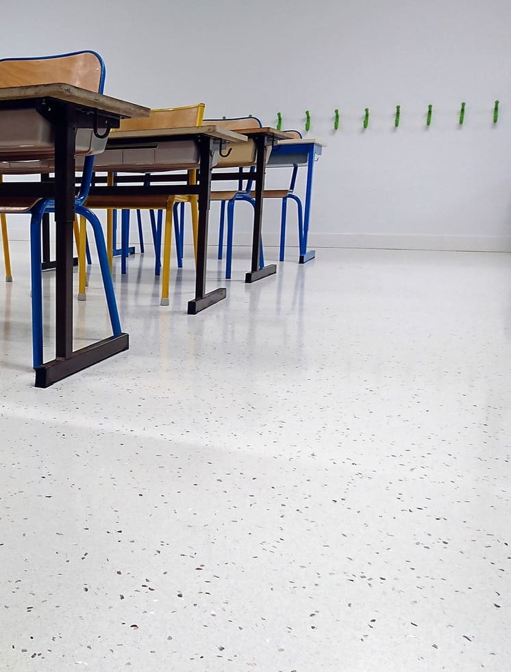 Un béton minéral développé sur les bases mortier d'AdLucem® associées à des granulats : marbre, granit, quartz... Sa compétence d'adhérence, permet une application très sécurisée sur une épaisseur de 12 ou 16 mm.